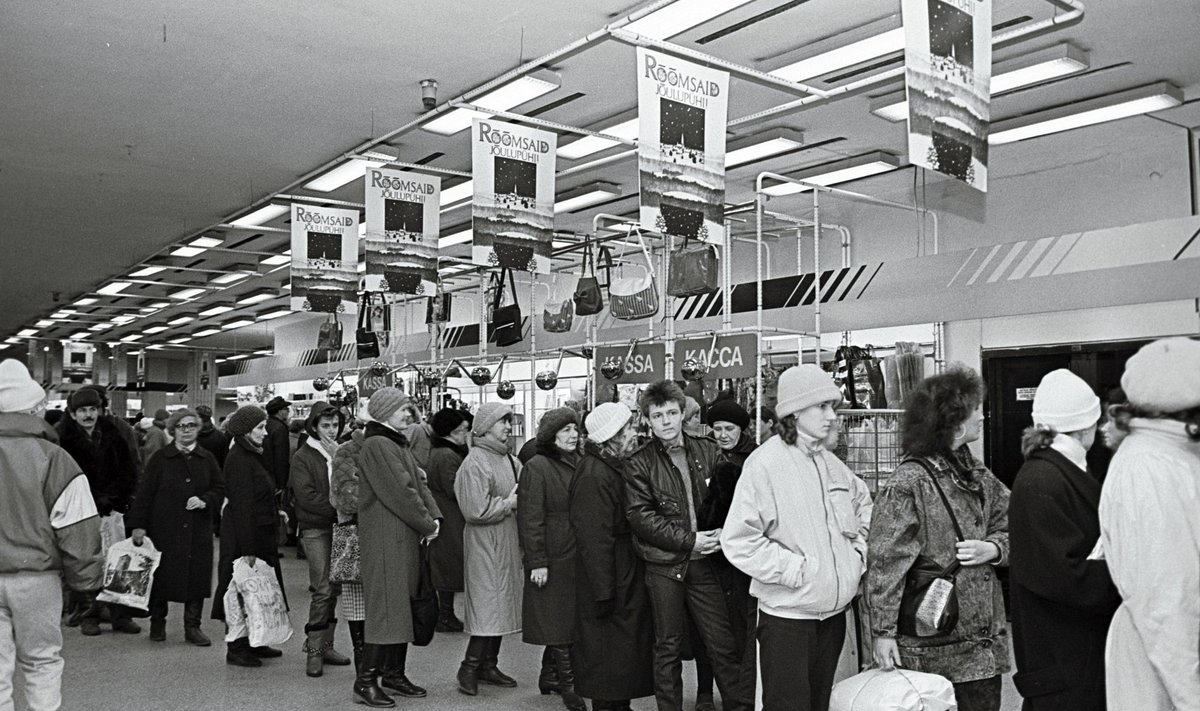 Jõulude eel tavapärane järjekord Tallinna Kaubamajas 1990. aasta detsembris.