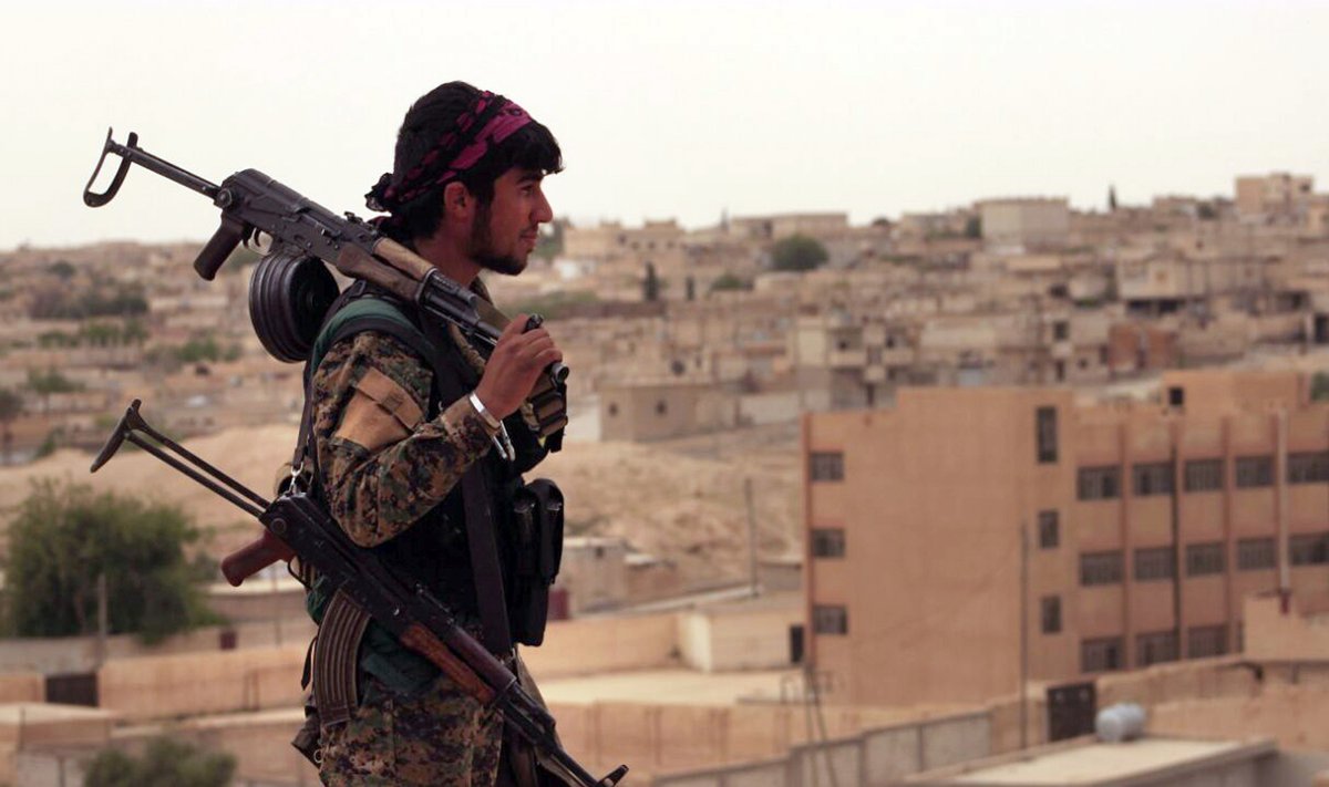 Kurdi võitleja aprilli lõpus Ar-Raqqah’ lähistel. Pealetung peaks algama varsti.
