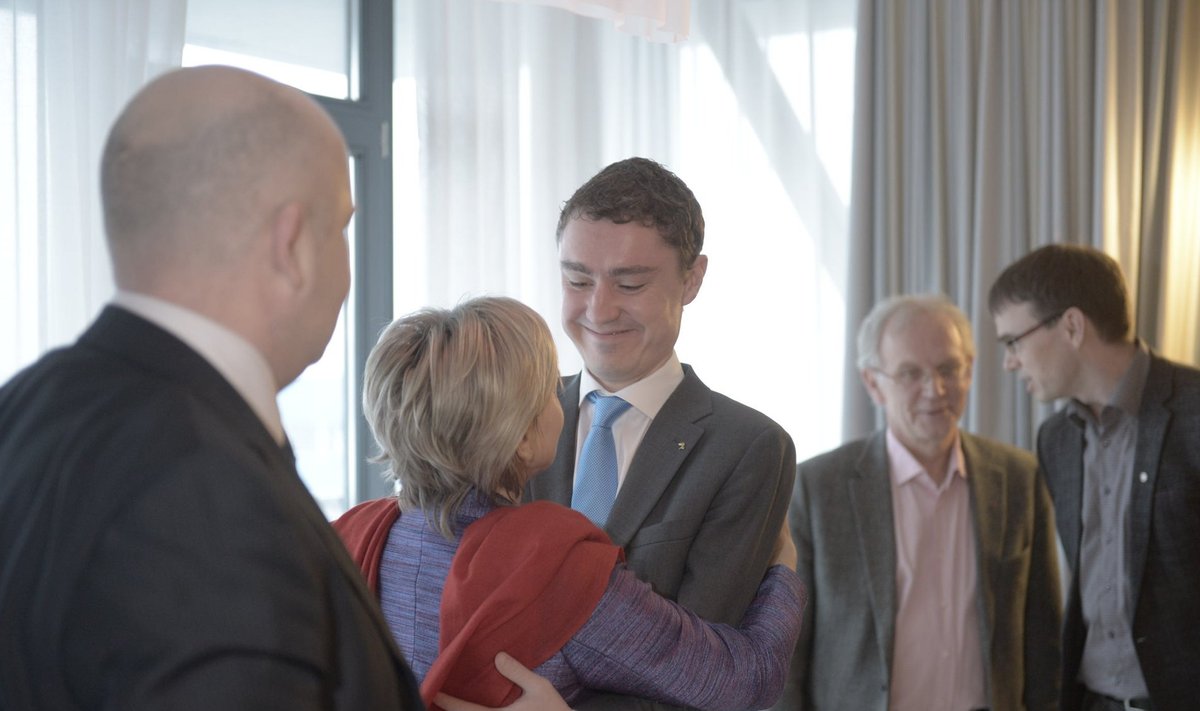 Marianne Mikko kallistab noort peaministrikandidaati  Taavi Rõivast