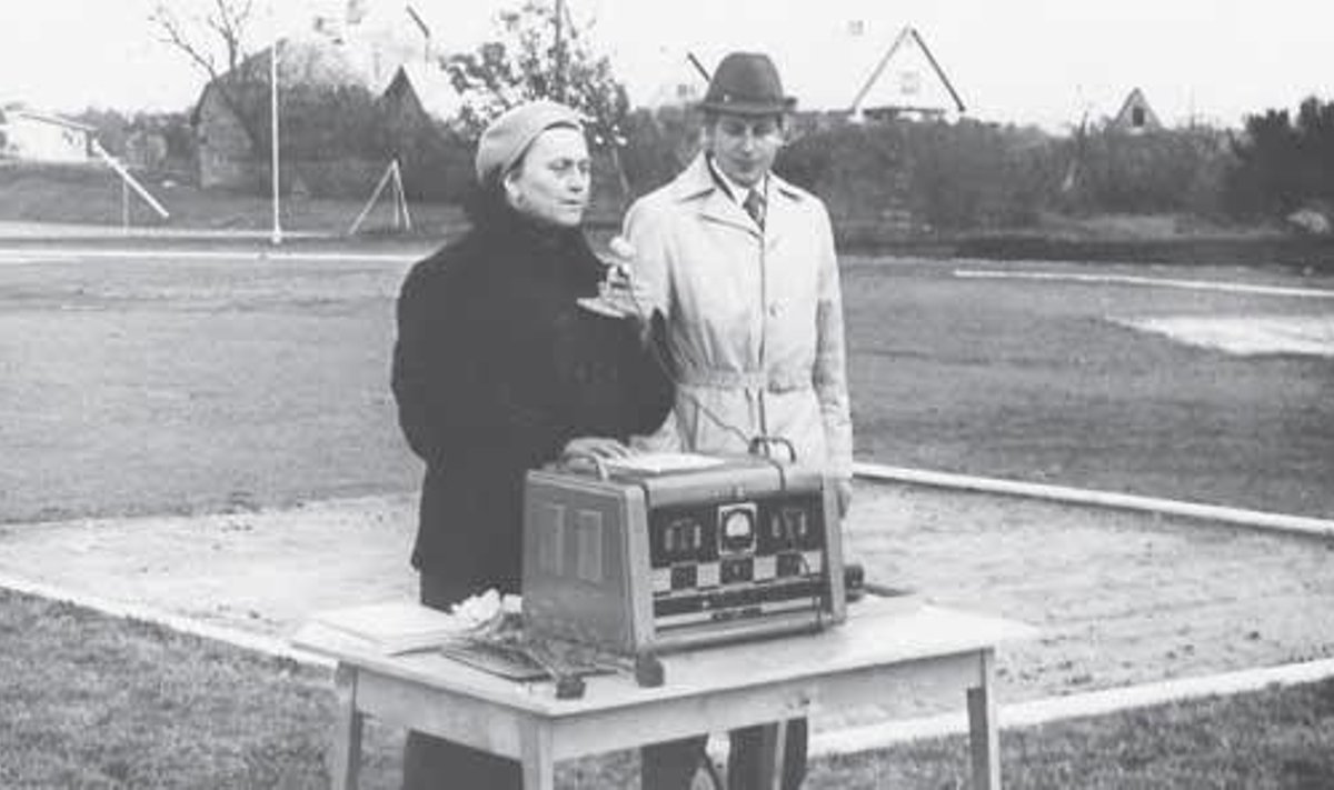 1973. oktoober – direktor Salme Susanna Hinnov ja õpetaja Olev Rannik vastvalminud staadioni avamisel.