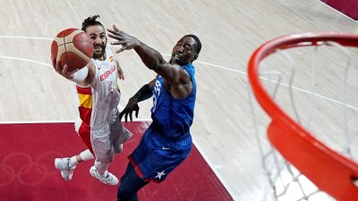 Ricky Rubio (vasakul) USA tsentri Bam Adebayo vastu.