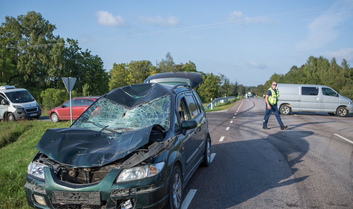 Liiklusõnnetuses osalenud Mazda pärast kokkupõrget Kuivastu maanteel.