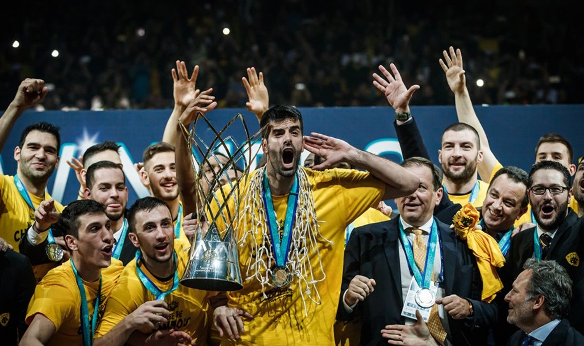 Ateena AEK mängijad FIBA Meistrite liiga karikaga