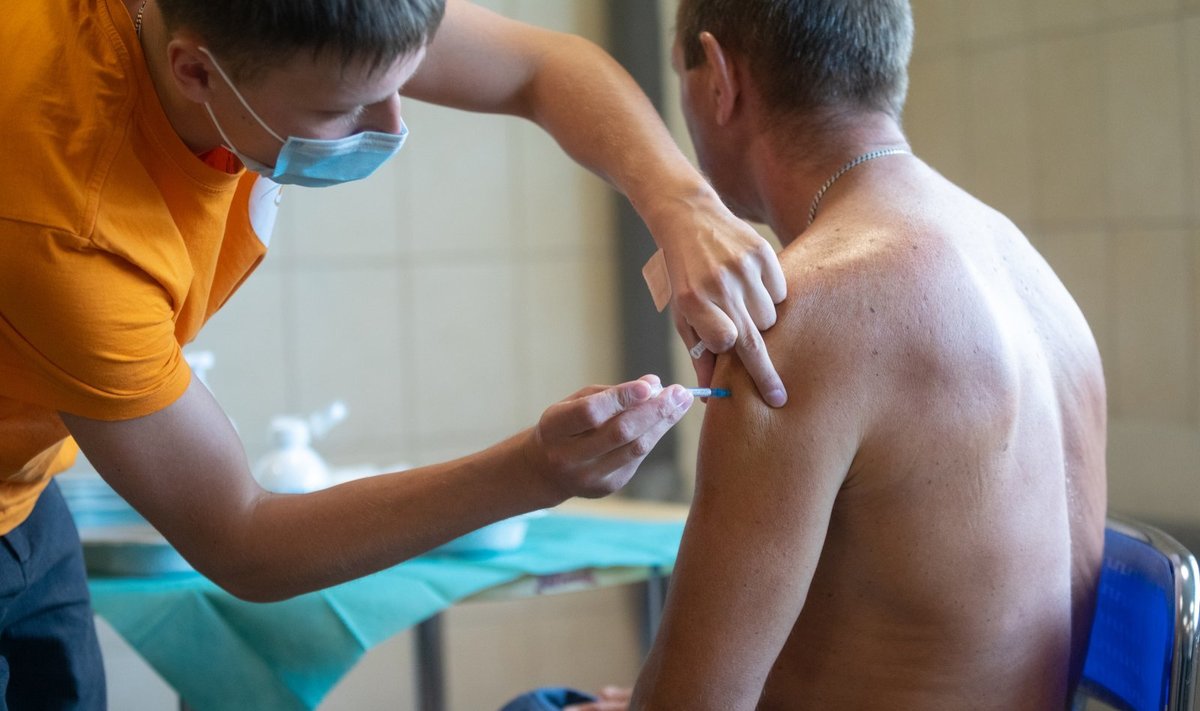 Comirnaty, Lääne-Tallinna Keskhaigla, Maardu, Pfizer, süstal, süstimine, vaktsiin, vaktsiinikiirabi, vaktsineerimine, õlg