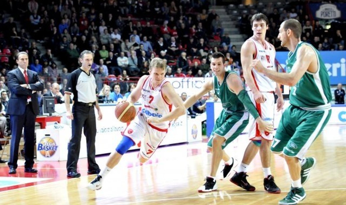 Teemu Rannikko palliga, foto: pallacanestrovarese.it