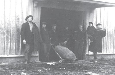 Veskilised uue Kiili veski uksel. Pildistatud umbes 1936. a. Foto: Koidula Ameerikase erakogu