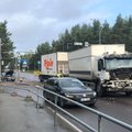 FOTOD | Tallinnas sõitis veok sõiduautole sisse, sest viimane ei andnud teed