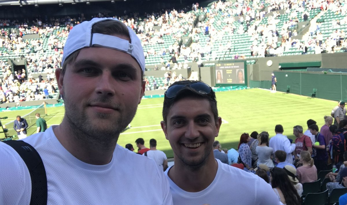 Sõbrad Hans (vasakul) ja Risto Wimbledoni areenil lemmikule kaasa elamas.