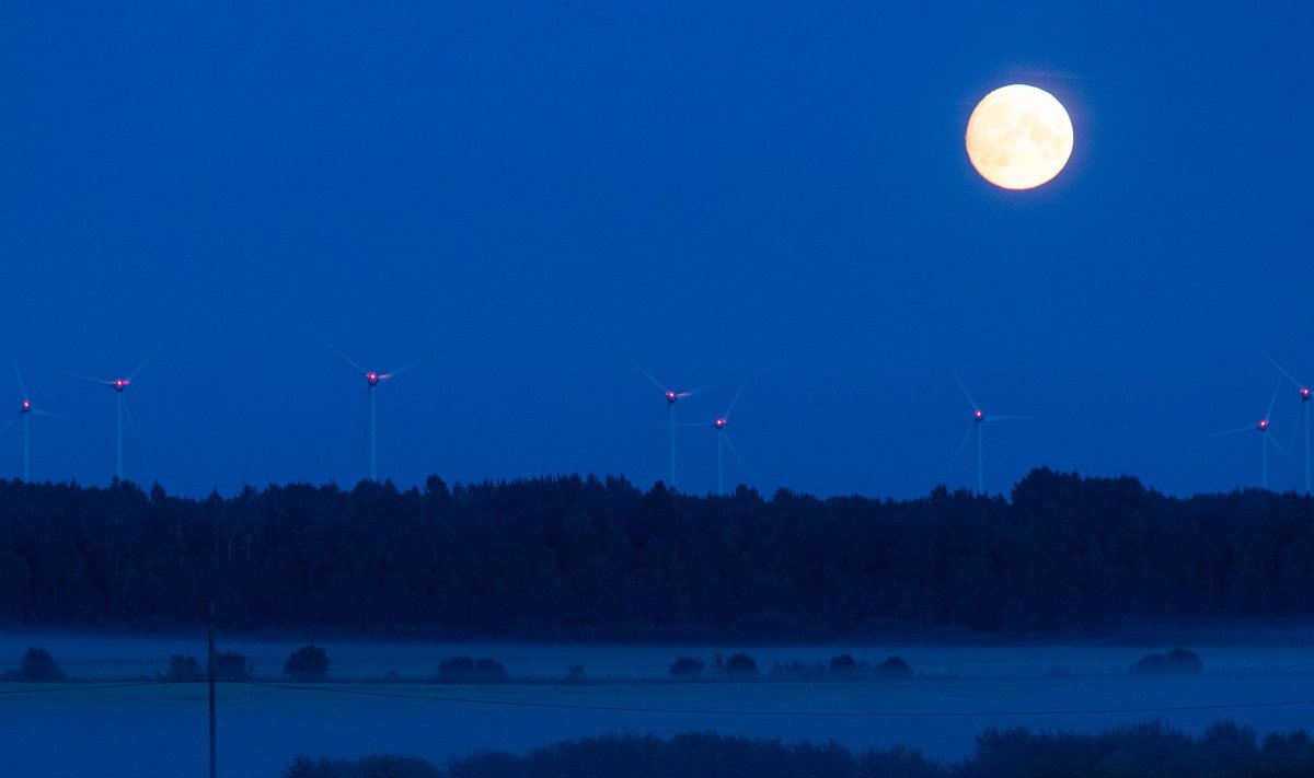 Kuu ja tuulegeneraatorid Narva lähistel