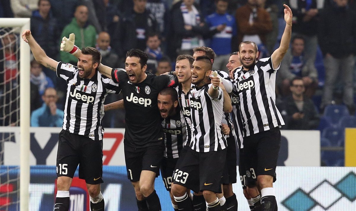 Juventus' players celebrate at the end of their Serie A soccer match against Sampdoria at the Marassi stadium in Genoa