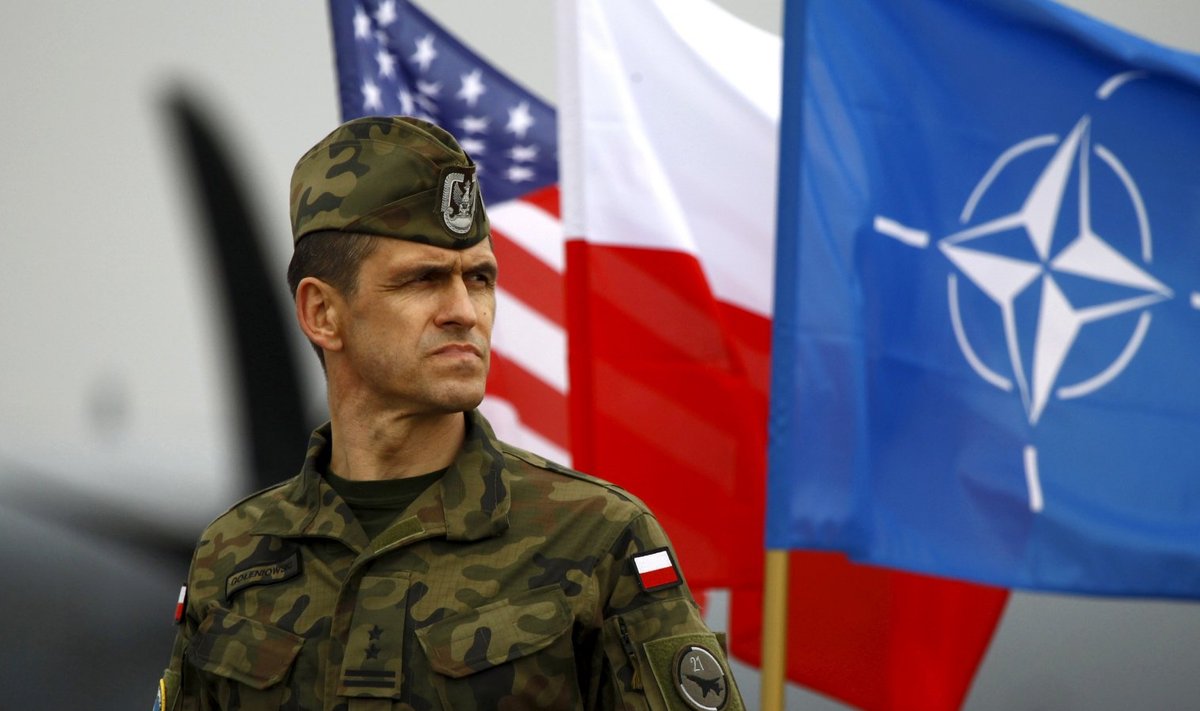 Poola sõdur seisab valvel.