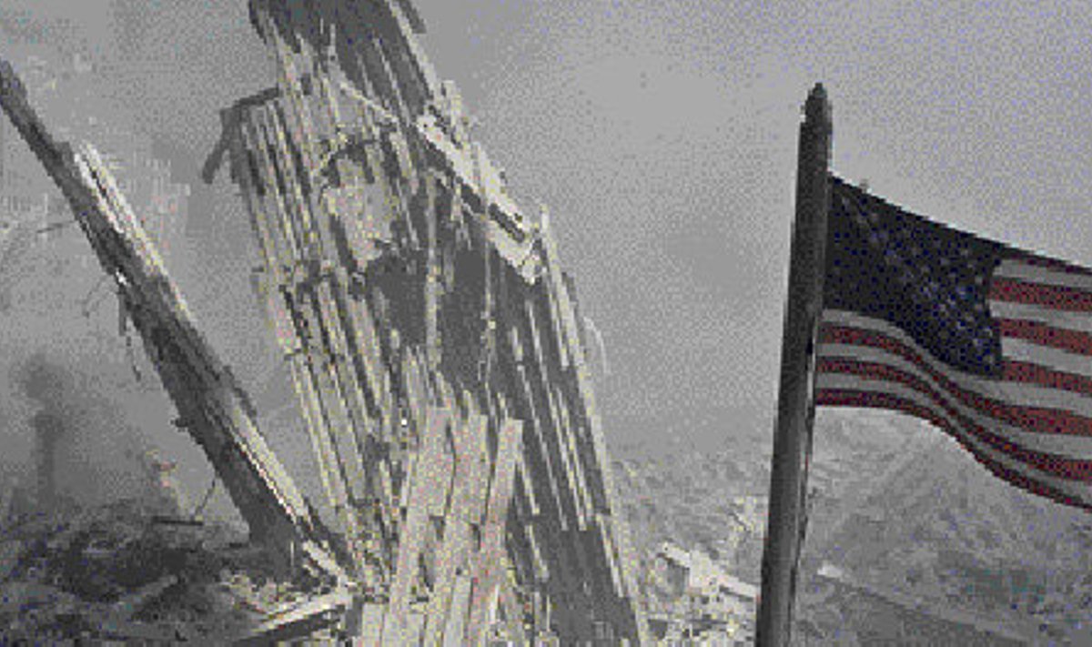 USA hegemoonia kõikumise kümnend. Lipp New Yorgi varemetel septembris 2001. 