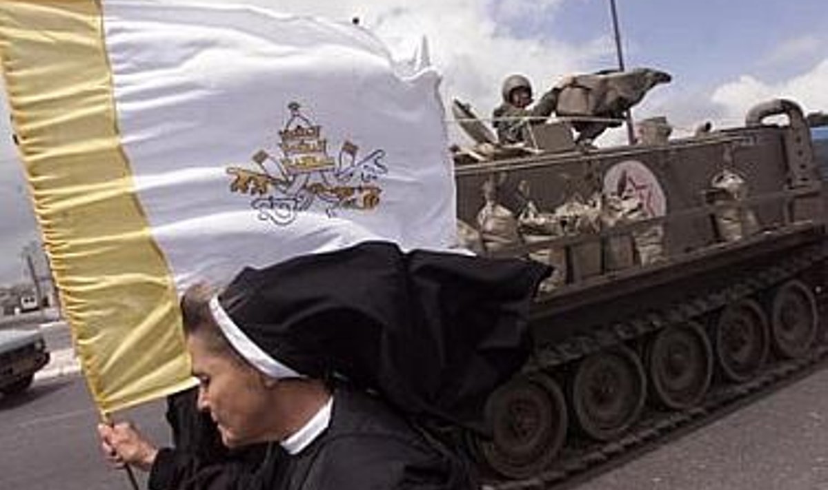 Katoliiklane Vatikani lipuga Petlemmas, Iisraeli tanki ees