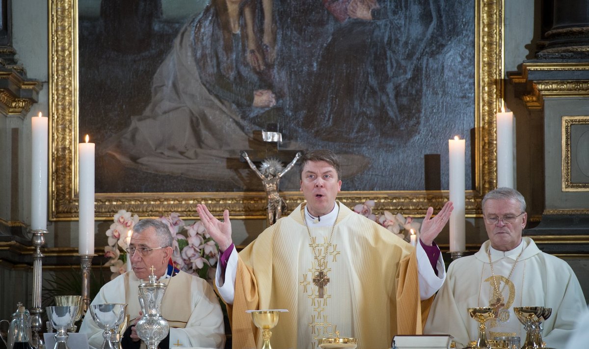 Kuigi Urmas Viilma (keskel) ei startinud uue EELK peapiiskopi valimistele sugugi favoriidina, pühitseti 2015. aasta jaanuaris ametisse just tema.