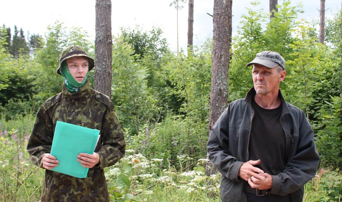 Poeg ja isa: Risto ja Aavo Kiisk. Isa laseb pojal metsas rahumeeli toimetada.