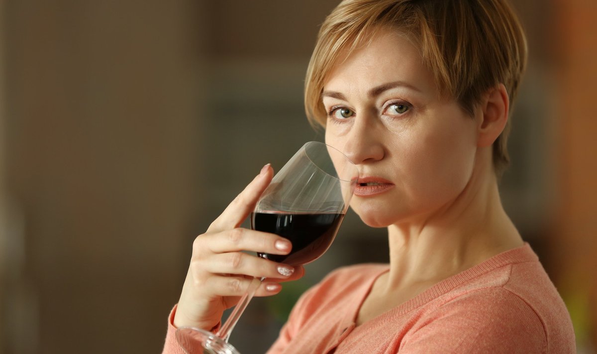 Alkoholi pikaajaline tarbimine on siiski suurimaid maksa rasvumisele kaasaaitajaid. Kui naine tarbib päevas 20 g puhast alkoholi ehk kaks pokaali veini või rohkem, siis tõenäoliselt on tal just alkoholist põhjustatud maksa­steatoos. 