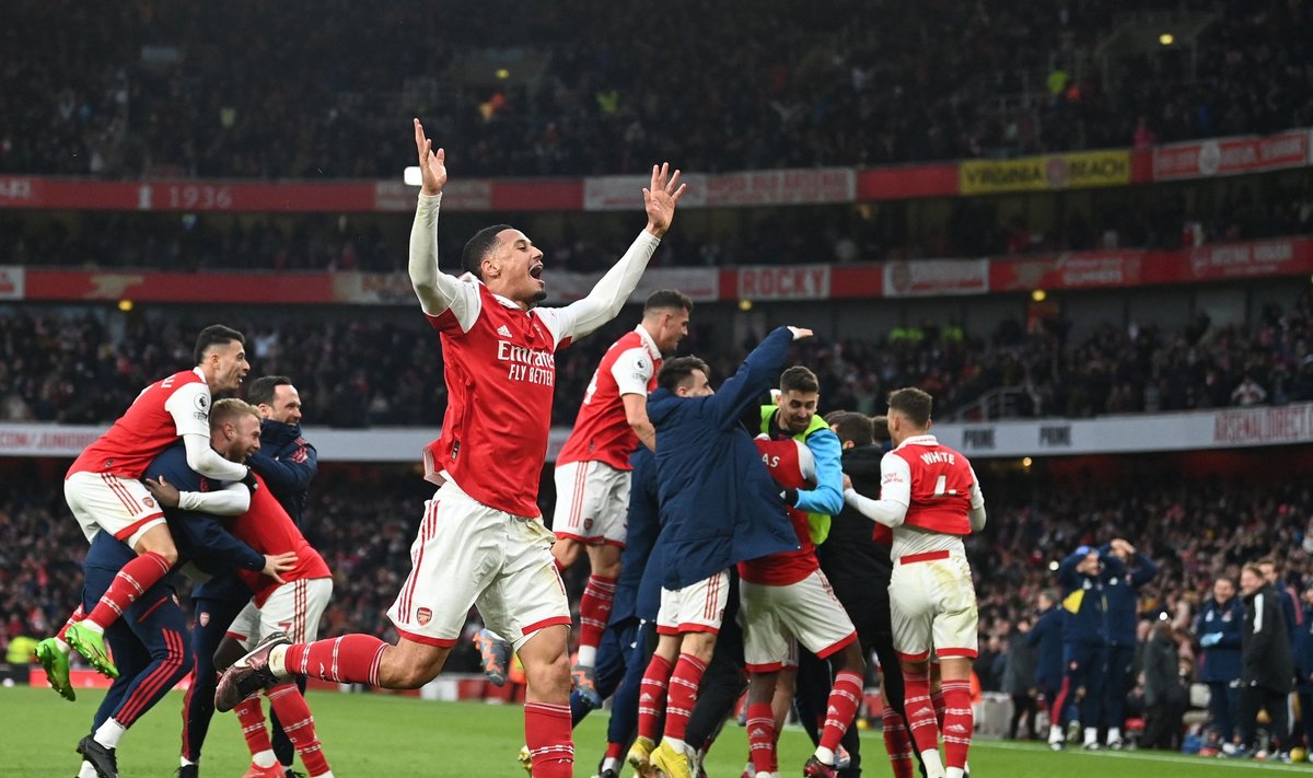 Arsenali mängijad võiduväravat tähistamas.