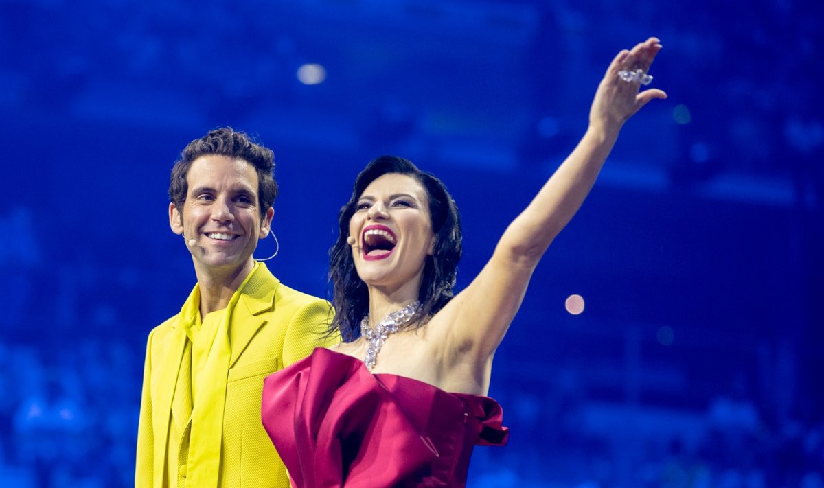 Eurovisioni saatejuhid Mika ja Laura Pausini teise poolfinaali ajal