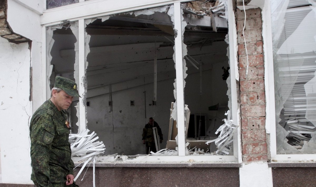 Ukraina mässuliste komandör Eduard Basurin uurib suurtükitules viga saanud maja