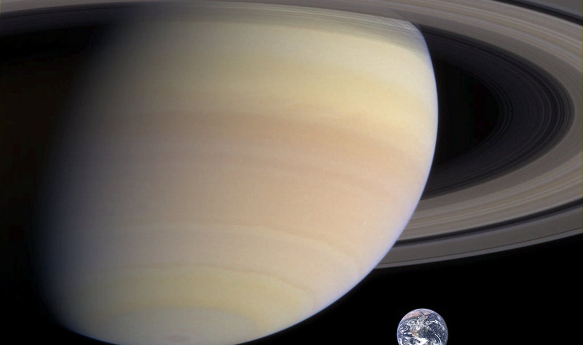 Saturni ja Maa suuruse võrdlus. Saturnilt paistab Maa küll vaid pisikese täpina.