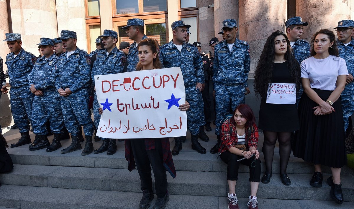 Karabahhi toetajad Armeenia valitsushoone ees