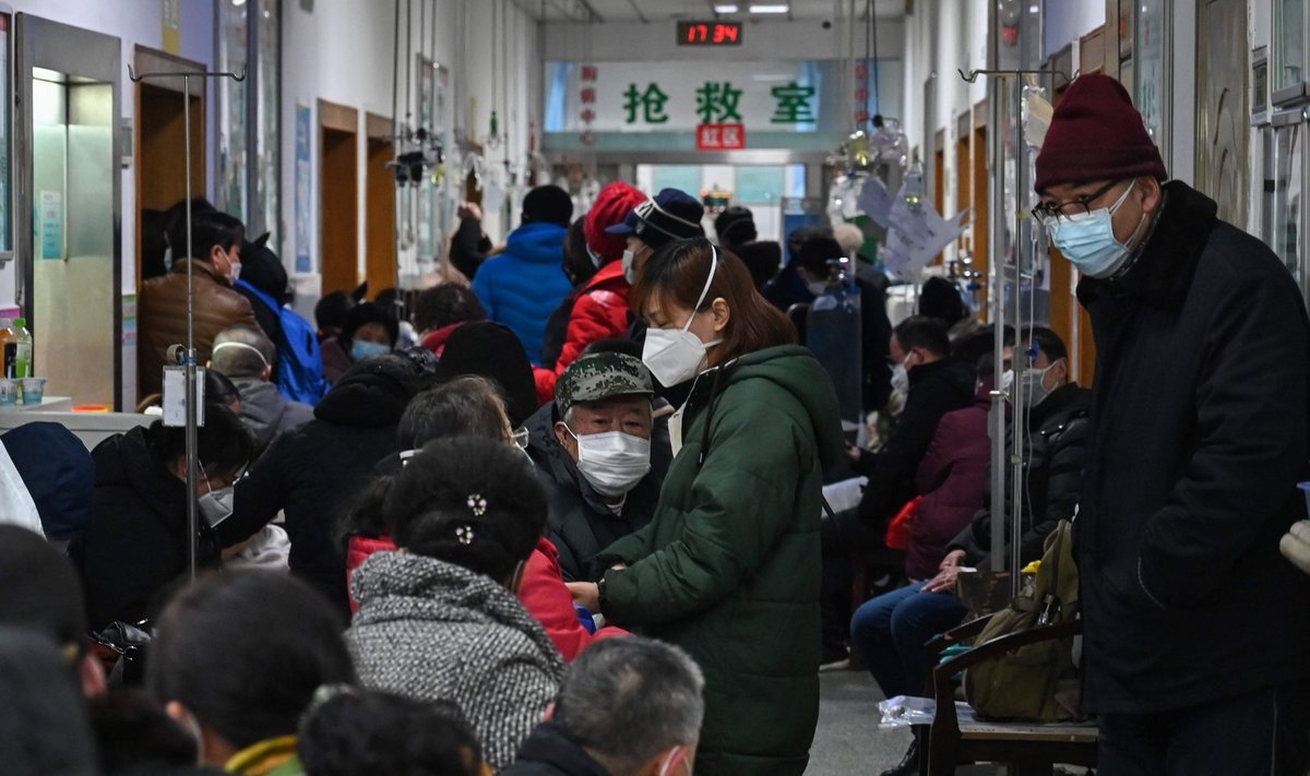 Wuhani ülerahvastatud haiglates tuleb tunde järjekorras oodata. Valitsus lubab paari nädalaga ehitada kaks lisahaiglat ja saadab linna juurde 1200 meedikut.