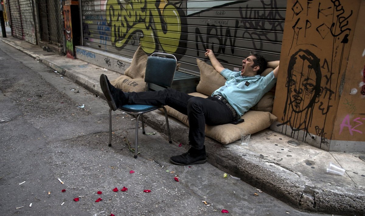 Kui Kreeka lahkub ja teised on sunnitud Kreeka võlgu kinni maksma, on võimatu ennustada, milliseks kujunevad nende riikide suhted Kreekaga. Fotol eilne pärastlõunane idüll Ateena tänaval