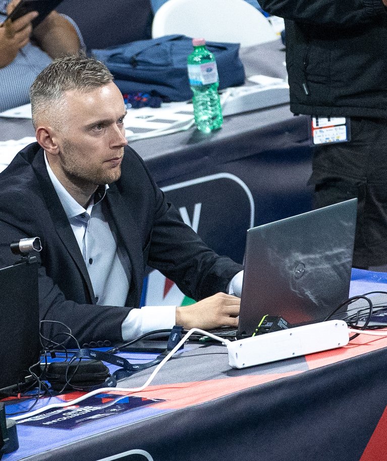 Mängu ajal istub võrkpallikoondise statistik meediatribüünil esireas.