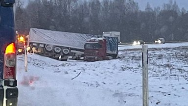 ФОТО | Грузовик перекрыл шоссе Таллинн-Нарва