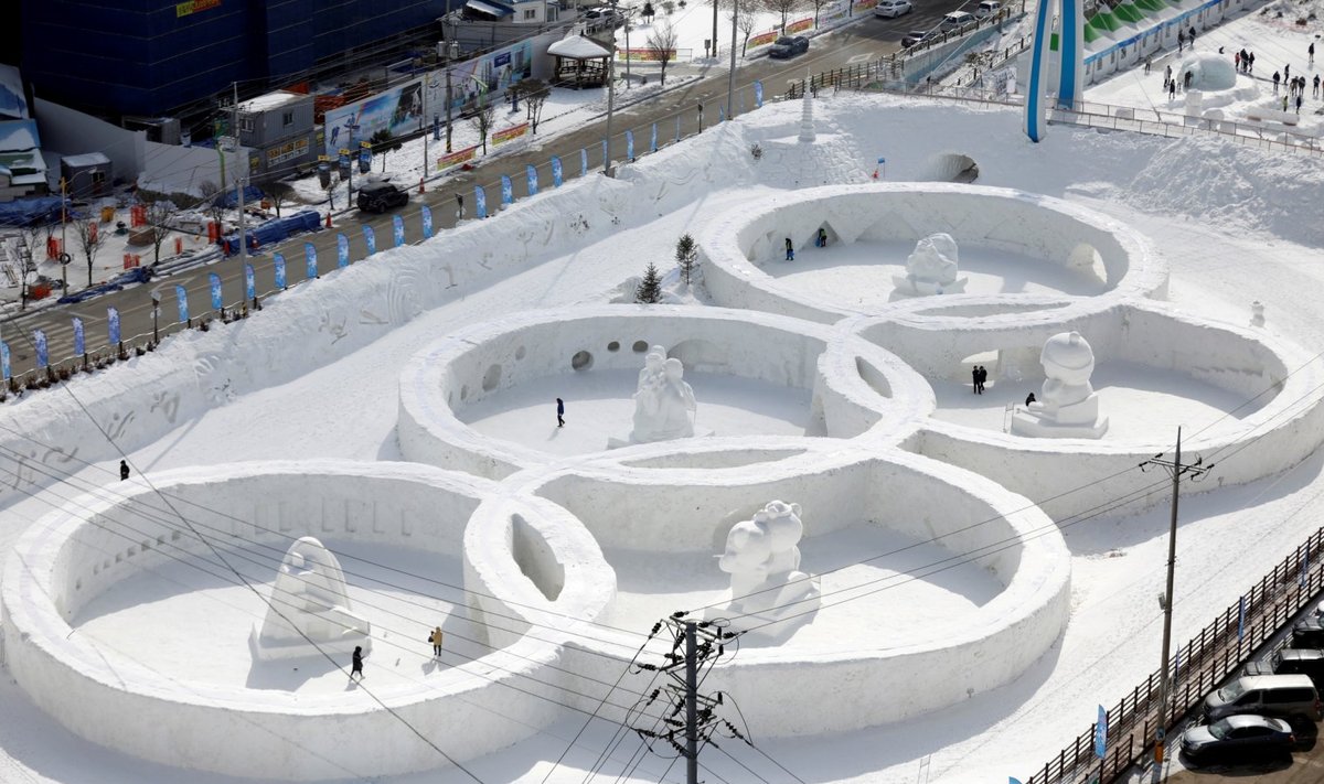 Jääskulptuur olümpia avatseremooniat võõrustava staadioni lähedal.
