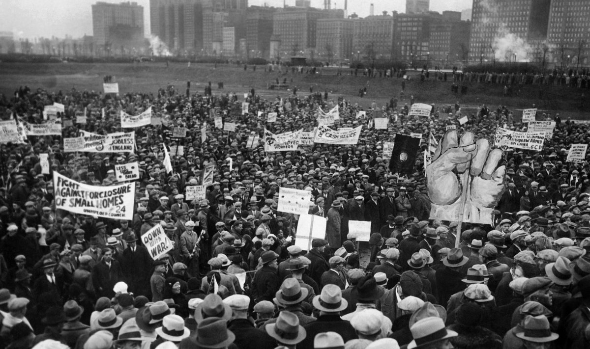 SEE OLEKS OLNUD NAGU TÄNA: 20 000 töötu meeleavaldus Chicago Grand Parkis 1932. aasta sügisel. 