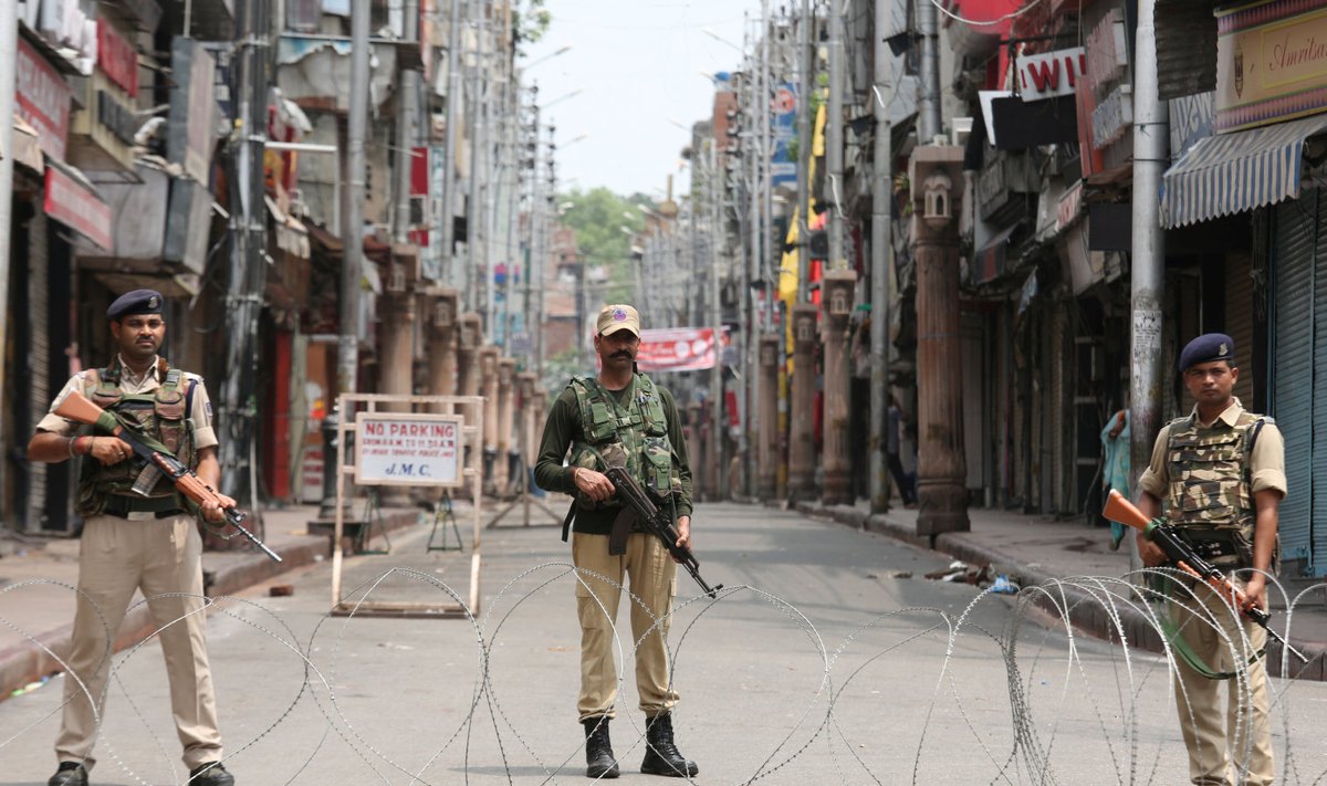 India sõdurid tühjal Kašmiiri tänavad