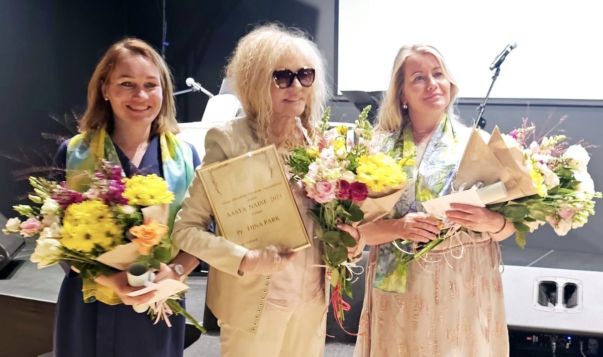 SUUR TUNNUSTUS Tiina Park sai autasu. Teised kandidaadid lõppvoorus olid Viimsi tublid naised Nadezda Kleptsova (vasakul) ja Katrin Kaldas (paremal).