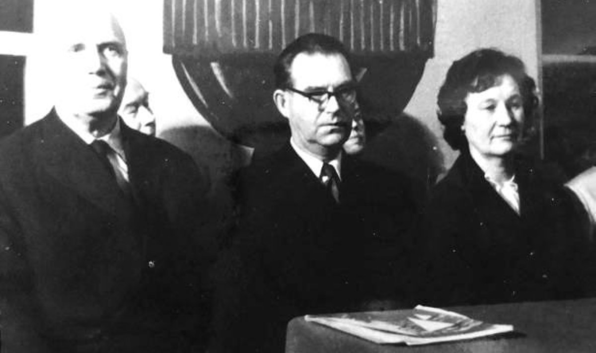 Triigi kooli 100. juubeli kokkutulek 1970. aastal. Istuvad neli koolijuhti: Georg Bergert, tema taga Aksel Ergma, August Rebane ja Aino Jaakov