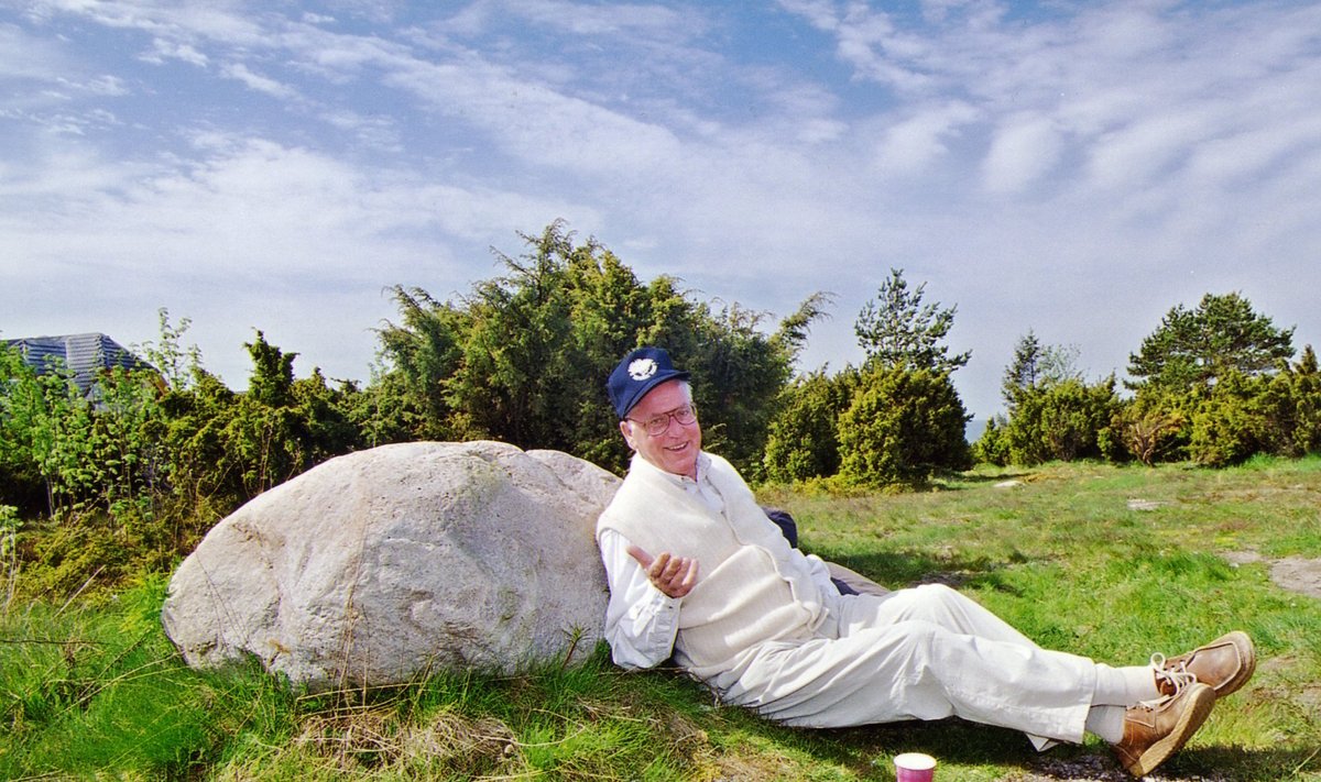 MUHE PRESIDENT Lennart Meri armastas tihti oma hiiglaslikul krundil seigelda ja hooti kivile toetudes puhkehetki nautida.