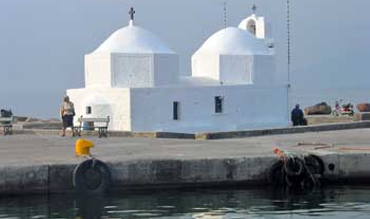 LUBIVALGE: Kreeka saartele tüüpiline kirik Aigina saare sadamas. Tanel Veenre