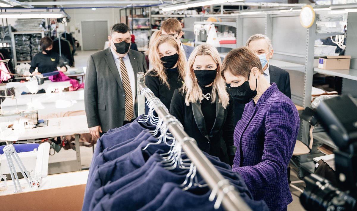 Tallinn Dollsi juhi Mari Martini (paremalt teine) sõnul õjus see, et president Kersti Kaljulaid jaanuaris nende uut tootmishoonet vaatamas käis, ka ettevõtte töötajale motiveerivalt.