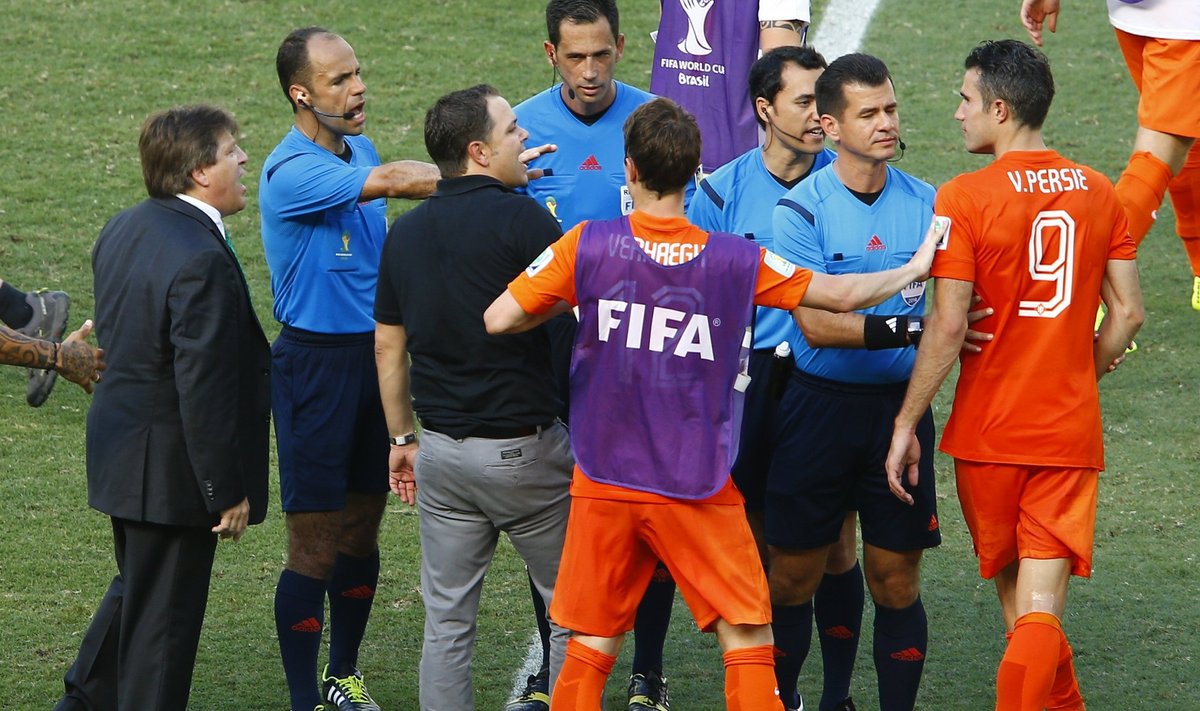 Mehhiko peatreener Miguel Herrera ja Hollandi ründaja Robin van Persie pärast mängu Pedro Proenca juures