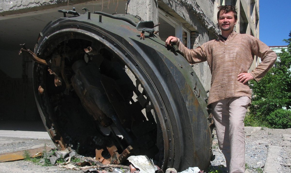 Lõuna-Osseetia pealinnas Tshinvalis purukslastud Gruusia tanki juures. Foto on tehtud pärast sõda, sealt ei jäänud mälestuseks midagi.