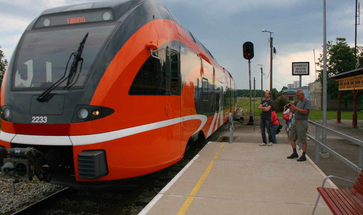 Uus rong ja vana jaam: Rapla vaksalisse saabub uus ajastu.