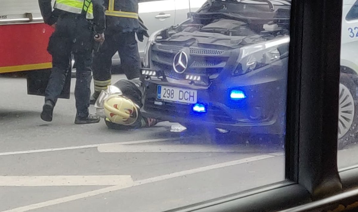 Tallinnas Kolde puiesteel sattus eile avariisse politseibuss, ent inimesed seal viga ei saanud.