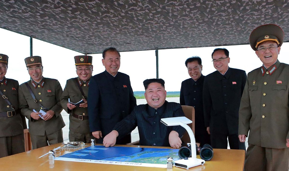 Põhja-Korea juht Kim Jong-un (istub) rõõmustas koos kaaskondlastega üleeilset raketikatsetust jälgides ülevoolavalt.