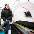 Около литовского парламента в палатке поселилась женщина: у нее отняли все