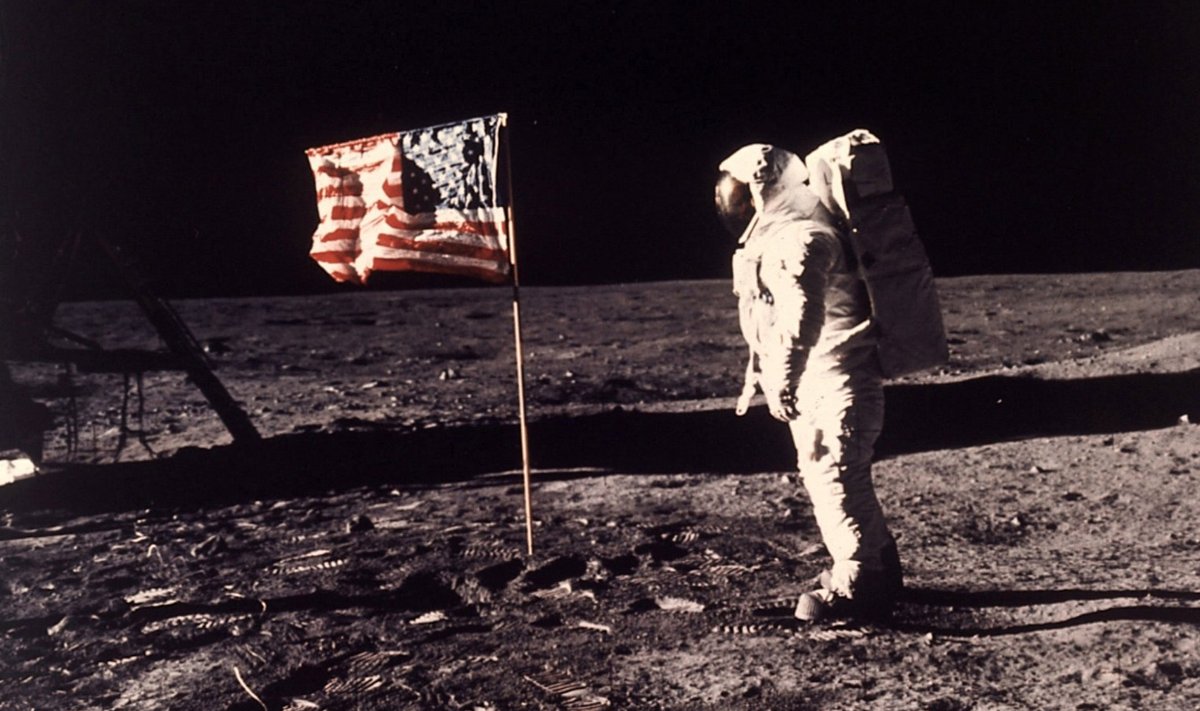 Buzz Aldrin USA lipuga Kuu peal, mis "lehvimiseks" vajab küll lipu ülaservas olevat tuge. 