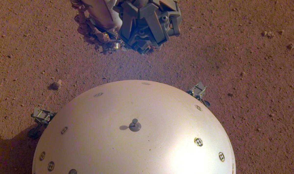 Marsil olev seismomeeter on välismõjude eest hoolsalt kaitstud ning asub kaitsva kupli all