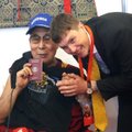 Peaaegu oma inimene! Dalai-laama sai Eesti "passi"