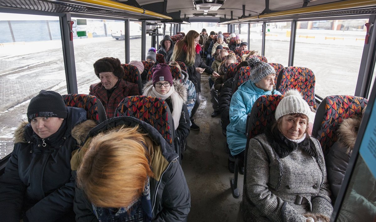 Rakverest bussiga Kunda sõitvatest reisijatest osa pidas tasuta bussisõidu plaani petukaubaks, kuid mitmed tundsid sellisest võimalusest ka heameelt.
