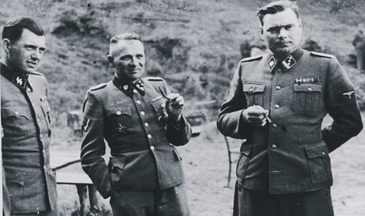 Auschwitzi surmalaagris: Josef Mengele (vasakul) Auschwitzi komandandi Rudolf Hössi ja tema asetäitja Josef Krameriga. (Ap / Scanpix)