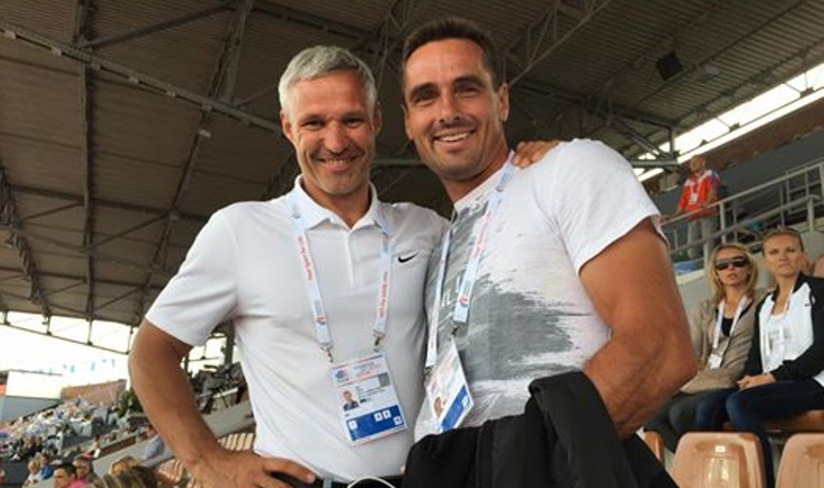 Olümpiavõitjad Erki Nool ja Roman Šebrle Amsterdami olümpiastaadonil.