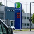 ФОТО: Более низкие цены на топливо сделали заправки очень популярными